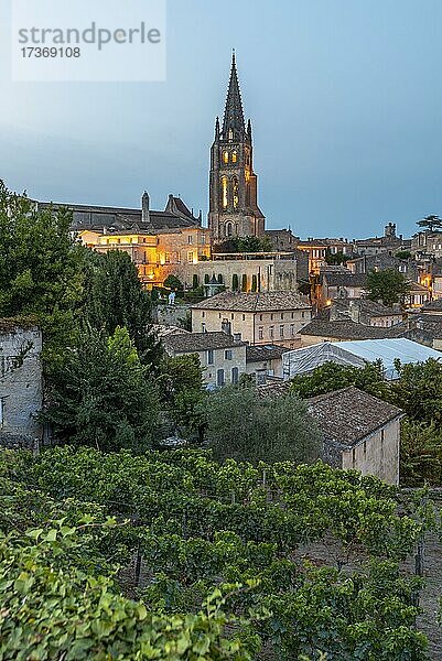 Altstadt und Felsenkirche  Abendstimmung  Saint Emilion  Département Gironde  Nouvelle-Aquitaine  Frankreich  Europa
