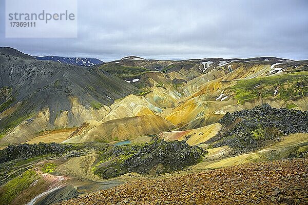 Blick vom Brennisteinsalda über bunte Rhyolitberge  Landmannalaugar  Suðurland  Island  Europa