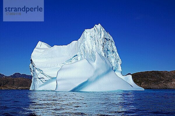 Riesiger Eisberg ragt aus dem Wasser  Tasilaq  Arktis  Ostgrönland  Grönland  Dänemark  Nordamerika