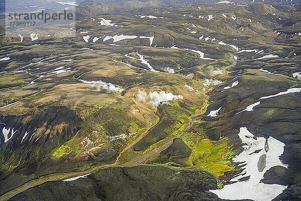 Flugaufnahme Landmannalaugar mit heißen Quellen in Bildmitte  Fjallabak Naturreservat  Suðurland  Island  Europa