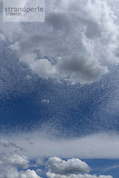 Haufenwolken (Cumulus) und Schäfchenwolken (Cirrocumulus)  Bayern  Deutschland  Europa