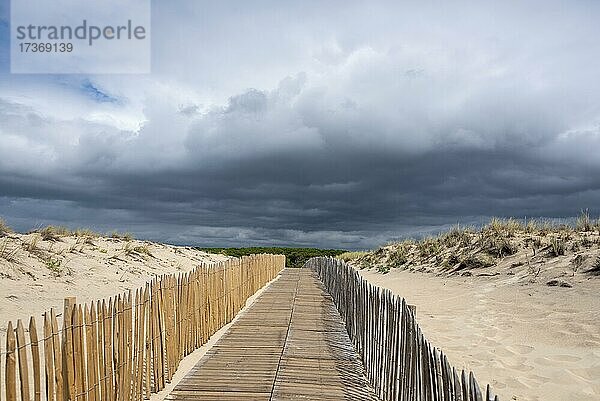 Zugang zum Strand  Dünenlandschaft  darüber dunkle Regenwolken  Carcans  Gironde  Nouvelle-Aquitaine  Frankreich  Europa