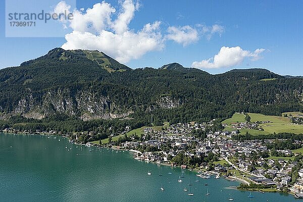 Drohnenaufnahme  Sankt Gilgen am Wolfgangsee mit Zwölferhorn  Salzkammergut  Land Salzburg  Österreich  Europa