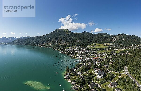 Drohnenaufnahme  Sankt Gilgen am Wolfgangsee mit Zwölferhorn  Salzkammergut  Land Salzburg  Österreich  Europa