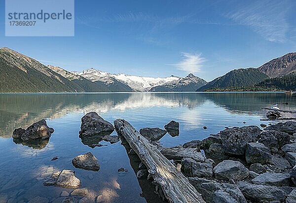 Garibaldi Lake  Baumstämme am Ufer  Berge spiegeln sich im türkisen Gletschersee  Guard Mountain und Deception Peak  hinten Gletscher  Garibaldi Provincial Park  British Columbia  Kanada  Nordamerika
