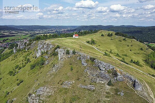 Nordkuppe Walberla 513  9m  St. Walburgis Kapelle  auf Berg Ehrenbürg  Frankenjura  Fränkische Alp  Naturpark Fränkische Schweiz-Veldensteiner Forst  Oberfranken  Franken  Bayern  Deutschland  Europa