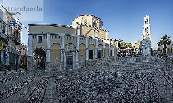 Griechisch-orthodoxe Kirche  verzierter Platz  Heilige Metropolitenkirche  Kalymnos  Dodekanes  Griechenland  Europa