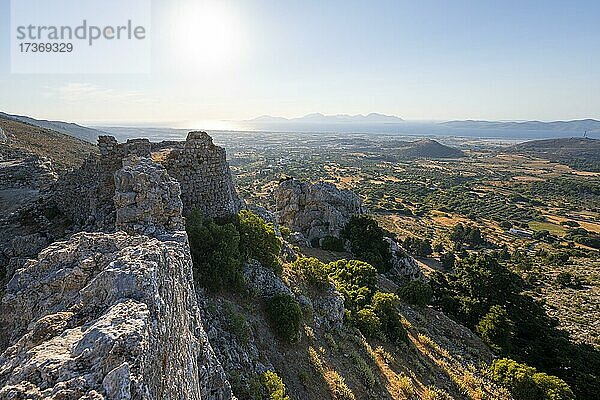 Blick über die Insel aufs Meer  Hügel  hinten Insel Kalymnos  Ausblick von der Burg Paleo Pyli  Kos  Dodekanes  Griechenland  Europa