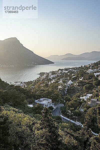 Meer und Hügel bei Abendstimmung  Ortsansicht von Mirties und Masouri  links Insel Telendos  Kalymnos  Dodekanes  Griechenland  Europa