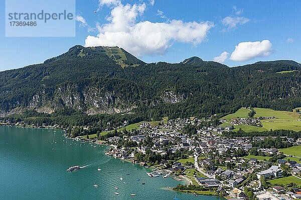 Drohnenaufnahme  Sankt Gilgen am Wolfgangsee mit Zwölferhorn  Salzkammergut  Land Salzburg  Österreich  Europa