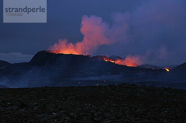 Lava läuft aus Vulkan  Fagradalsfjall  Reykjanes  Grindavik  mittelatlantischer Rücken  Island  Europa
