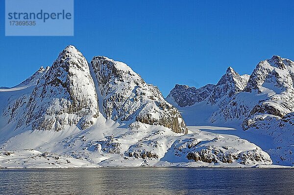 Fjord und menschenleere Berglandschaft  Kaagangamuit  Westgrönland  Arktis  Dänemark  Europa