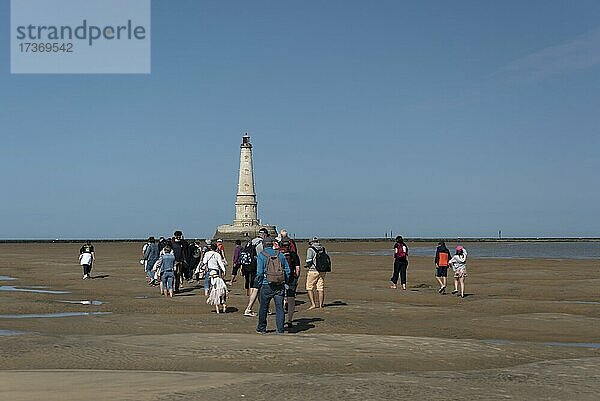 Touristen laufen bei Ebbe zum Leuchtturm Cordouan  gehört zum Unesco-Welterbe  Le Verdon-sur-Mer  Département Gironde  Nouvelle-Aquitaine  Frankreich  Europa