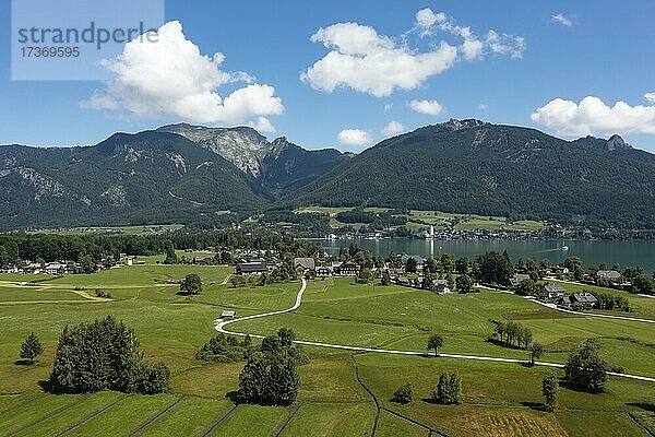 Drohnenaufnahme  Blick von Abersee nach Sankt Wolfgang mit Schafberg  Wolfgangsee  Salzkammergut  Land Salzburg  Österreich  Europa