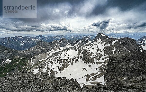 Bergpanorama mit Altschneefeldern  Gipfel des Hohen Licht  Heilbronner Weg  Allgäuer Alpen  Allgäu  Bayern  Deutschland  Europa