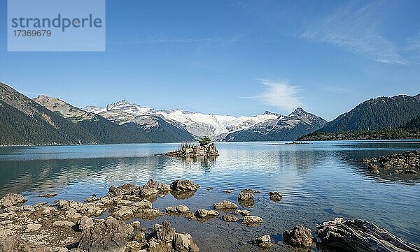 Garibaldi Lake  Berge spiegeln sich im türkisen Gletschersee  Guard Mountain und Deception Peak  hinten Gletscher  Garibaldi Provincial Park  British Columbia  Kanada  Nordamerika