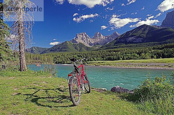 Fahrrad vor Fluss und Bergen  Canmore  Banff river  Three Sisters  Rocky Mountains  Kanada  Nordamerika