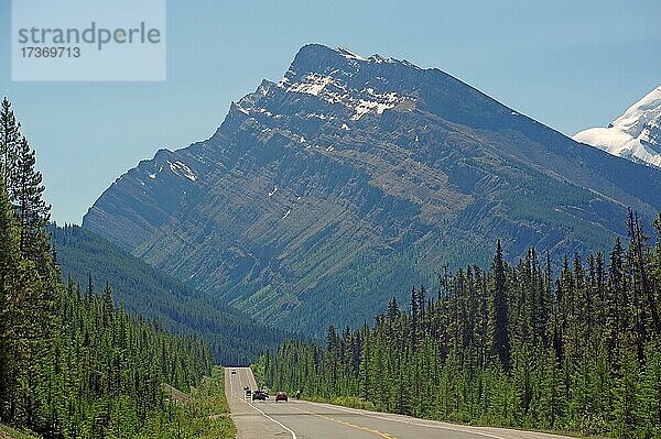 Weiter Highway und Berge  Icefields Parkway  Alberta  Kanada  Nordamerika