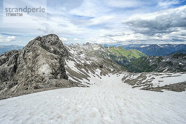 Bergpanorama mit Altschneefeldern  hinten Gipfel des Kratzer  Großer Krottenkopf und Ramstallkopf  Heilbronner Weg  Allgäuer Alpen  Allgäu  Bayern  Deutschland  Europa