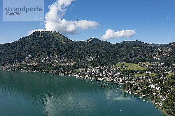 Drohnenaufnahme  Sankt Gilgen am Wolfgangsee mit Zwölferhorn  Salzkammergut  Land Salzburg  Österreich  Europa