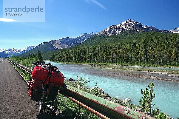 Bepacktes Fahrrad lehnt an der Straße  Berge und Gebirgsfluss  Abenteuer  Icefields Parkway  Jasper Nationalpark  Alberta  Kanada  Nordamerika