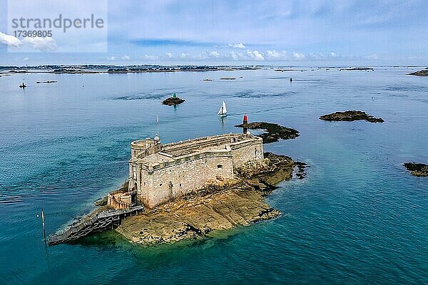 Drohnenaufnahme der Insel mit dem Château du Taureau mit einem Segelboot vor der Küste von Carantec  Département Finistère  Frankreich  Europa