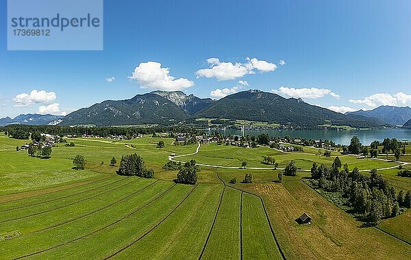 Drohnenaufnahme  Blick von Abersee nach Sankt Wolfgang mit Schafberg  Wolfgangsee  Salzkammergut  Land Salzburg  Österreich  Europa