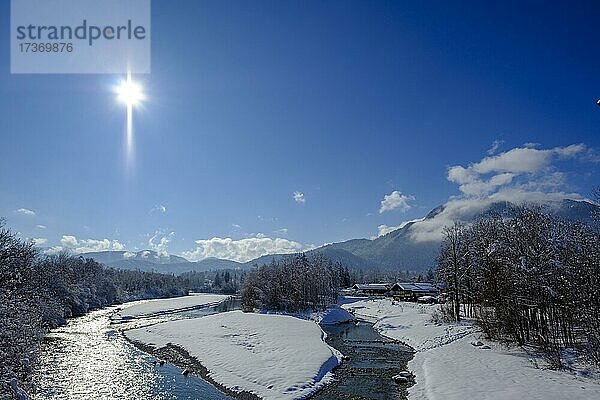 Winter an der Isar  Lenggries  Isartal  Oberbayern Bayern  Deutschland  Europa