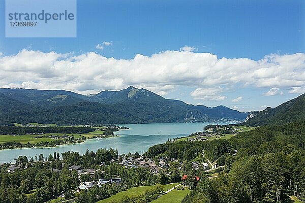 Drohnenaufnahme  Blick von Sankt Wolfgang am Wolfgangsee zum Zwölferhorn  Salzkammergut  Land Salzburg  Oberösterreich Österreich