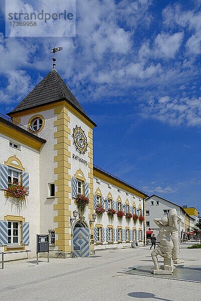 Rathaus und Brunnen der Wasserträgerinnen von Wilhelm Srb-Schlossbauer Karl-Lederer-Platz  Geretsried  Oberbayern  Bayern  Deutschland  Europa