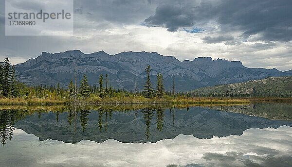 Hügelige Landschaft  Bäume und Berge spiegelt sich in einem See  im Herbst  Talbot Lake  Jasper National Park  British Columbia  Kanada  Nordamerika