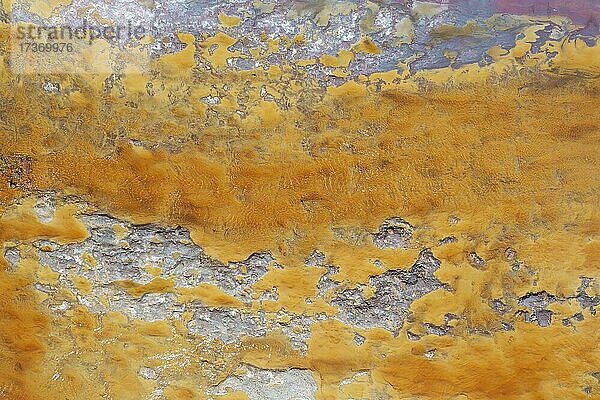 Ufer des Río Tinto  Roter Fluss  Detail mit oxidierten Eisenmineralien im Wasser  Luftbild  Drohnenaufnahme  Provinz Huelva  Andalusien  Spanien  Europa