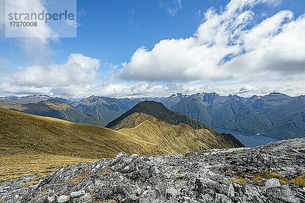 Blick auf Berggipfel der Murchison Mountains und Kepler Mountains und Lake Te Anau  Kepler Track  Great Walk  Fiordland National Park  Southland  Neuseeland  Ozeanien