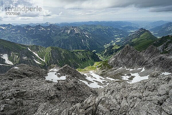 Bergpanorama  Blick zum Waltenbergerhaus ins Tal des Wilden Grund  Heilbronner Weg  Allgäuer Alpen  Allgäu  Bayern  Deutschland  Europa