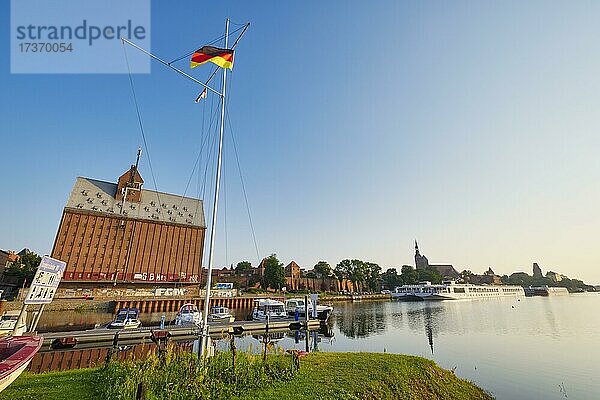 Speicher am Hafen Tangermünde  Sachsen-Anhalt  Deutschland  Europa