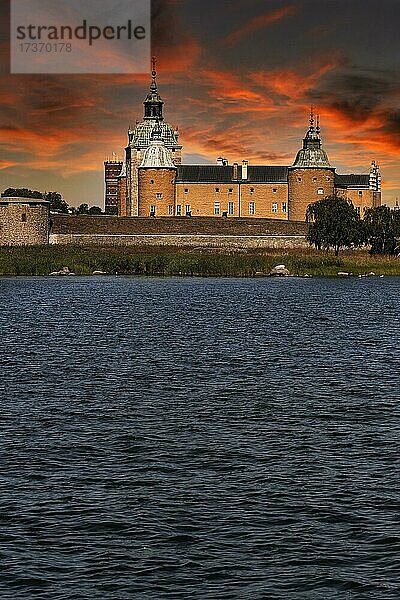 Renaissanceschloss Schloss Kalmar  Kalmar slott bei Sonnenuntergang  Kalmar  Småland  Kalmarsund  Ostsee  Schweden  Europa