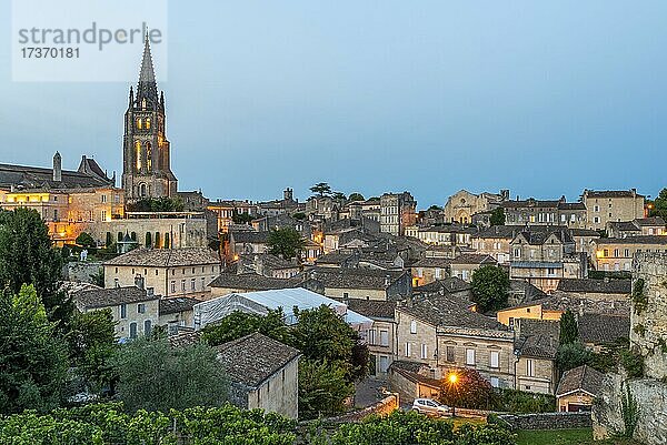 Altstadt und Felsenkirche  Abendstimmung  Saint Emilion  Département Gironde  Nouvelle-Aquitaine  Frankreich  Europa