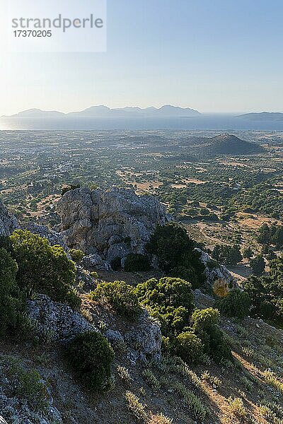 Blick über die Insel aufs Meer  Felsen und Hügel  hinten Insel Kalymnos  Kos  Dodekanes  Griechenland  Europa