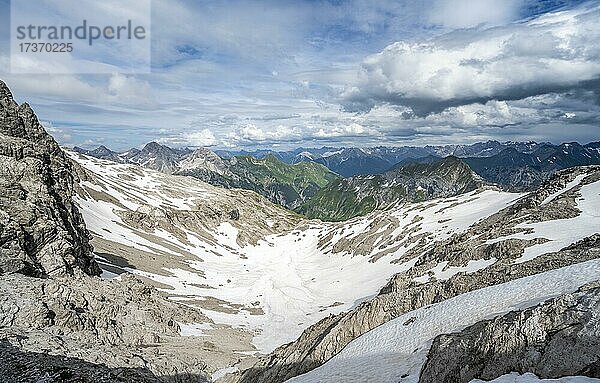 Ausblick vom Wanderweg zur Mädelegabel  Bergpanorama mit Altschneefeldern  Heilbronner Weg  Allgäuer Alpen  Allgäu  Bayern  Deutschland  Europa