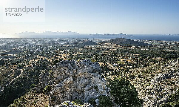 Blick über die Insel aufs Meer  Hügel  hinten Insel Kalymnos  Ausblick von der Burg Paleo Pyli  Kos  Dodekanes  Griechenland  Europa