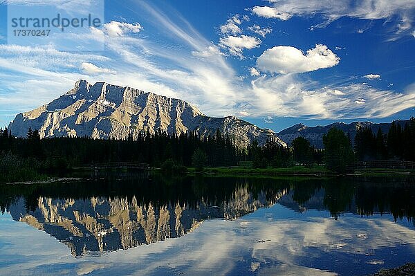 Bergseemassiv spiegelt sich in Bergsee  Abendstimmung  Banff  Nationalpark  Rocky Mountains  Alberta  Kanada  Nordamerika