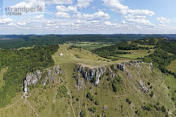 Berg Ehrenbürg  vorne Nordkuppe Walberla 513  9m  St. Walburgis-Kapelle  rechts hinten Südkuppe Rodenstein 532m  Frankenjura  Fränkische Alp  Naturpark Fränkische Schweiz-Veldensteiner Forst  Oberfranken  Franken  Bayern  Deutschland  Europa