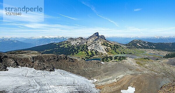 Schneefeld und blaue Seen vor dem vulkanischen Berg Black Tusk  Panorama Ridge  Garibaldi Provincial Park  British Columbia  Kanada  Nordamerika