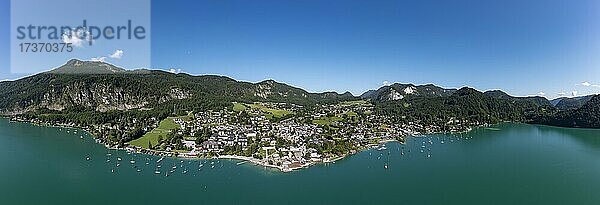 Drohnenaufnahme  Sankt Gilgen am Wolfgangsee mit Plombergstein und Zwölferhorn  Salzkammergut  Land Salzburg  Österreich  Europa