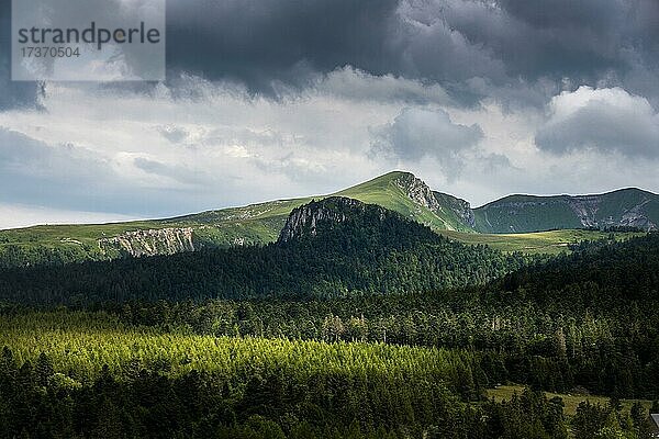 Blick auf die Monts Dore im Naturpark der Vulkane der Auvergne  Departement Puy de Dome  Auvergne Rhone Alpes  Frankreich  Europa