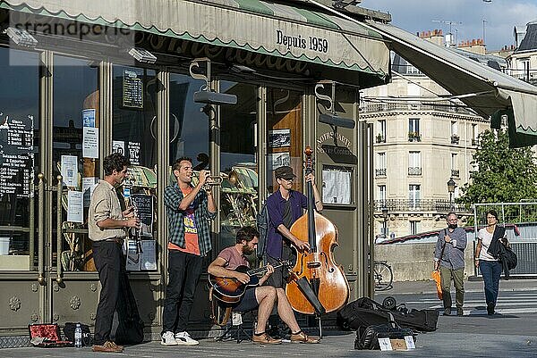 Straßenmusiker spielen Jazz von Louis Armstrong  Paris  Frankreich  Europa