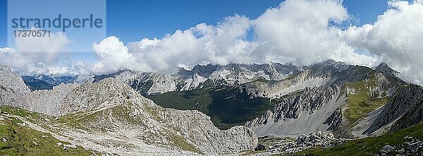 Ausblick von der Hafelekarspitze auf Berggipfel im Karwendelgebirge  bei Innsbruck  Tirol  Österreich  Europa