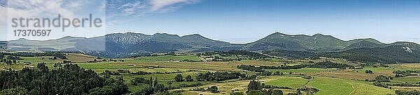 Blick auf die Monts Dore im Naturpark der Vulkane der Auvergne  Departement Puy de Dome  Auvergne-Rhone-Alpes  Frankreich  Europa