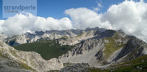 Ausblick von der Hafelekarspitze auf Berggipfel im Karwendelgebirge  bei Innsbruck  Tirol  Österreich  Europa