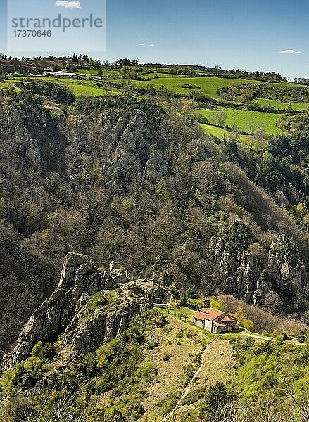 Kapelle Notre-Dame-D'Estours in den Schluchten des Flusses Seuges  Region Haut allier  Departement Haute-Loire  Auvergne-Rhone-Alpes  Frankreich  Europa